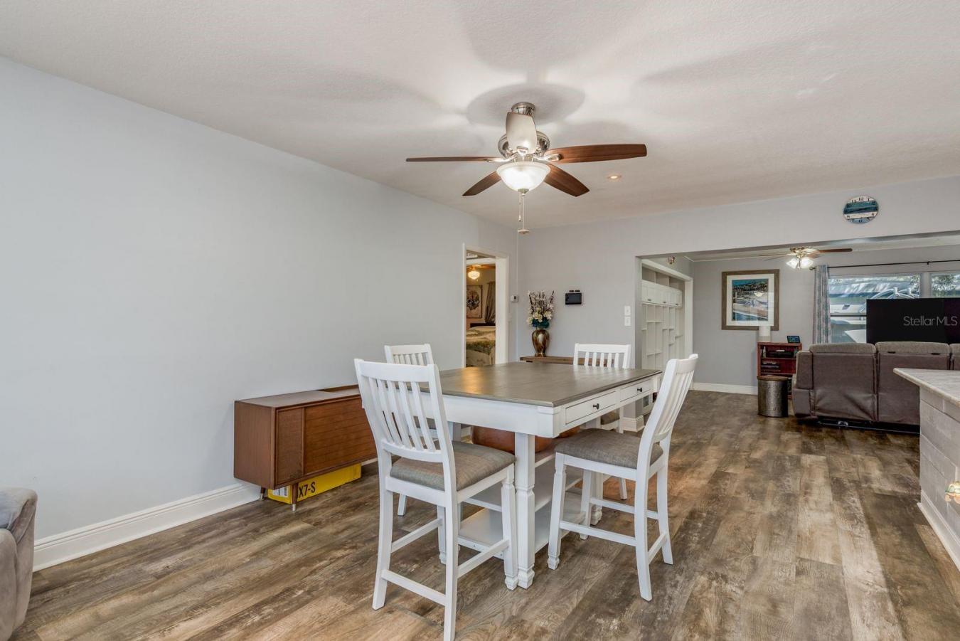 Welcome to your new home in the heart of Largo! Beautiful upgrades awa – image 8