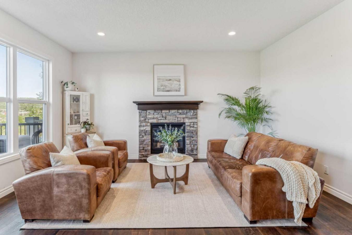 Cochrane, Rocky View County, T4C 0Y7, Canada, 4 Bedrooms Bedrooms, ,3 BathroomsBathrooms,Residential,For Sale,1997814