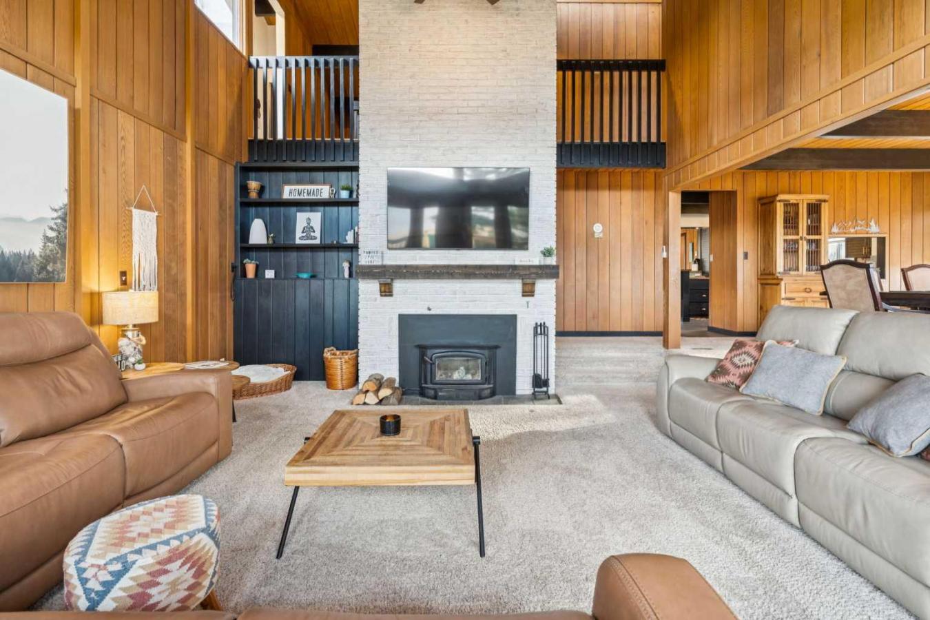 Cochrane Lake, Rocky View County, T4C 2A9, Canada, 6 Bedrooms Bedrooms, ,3 BathroomsBathrooms,Residential,For Sale,1997812