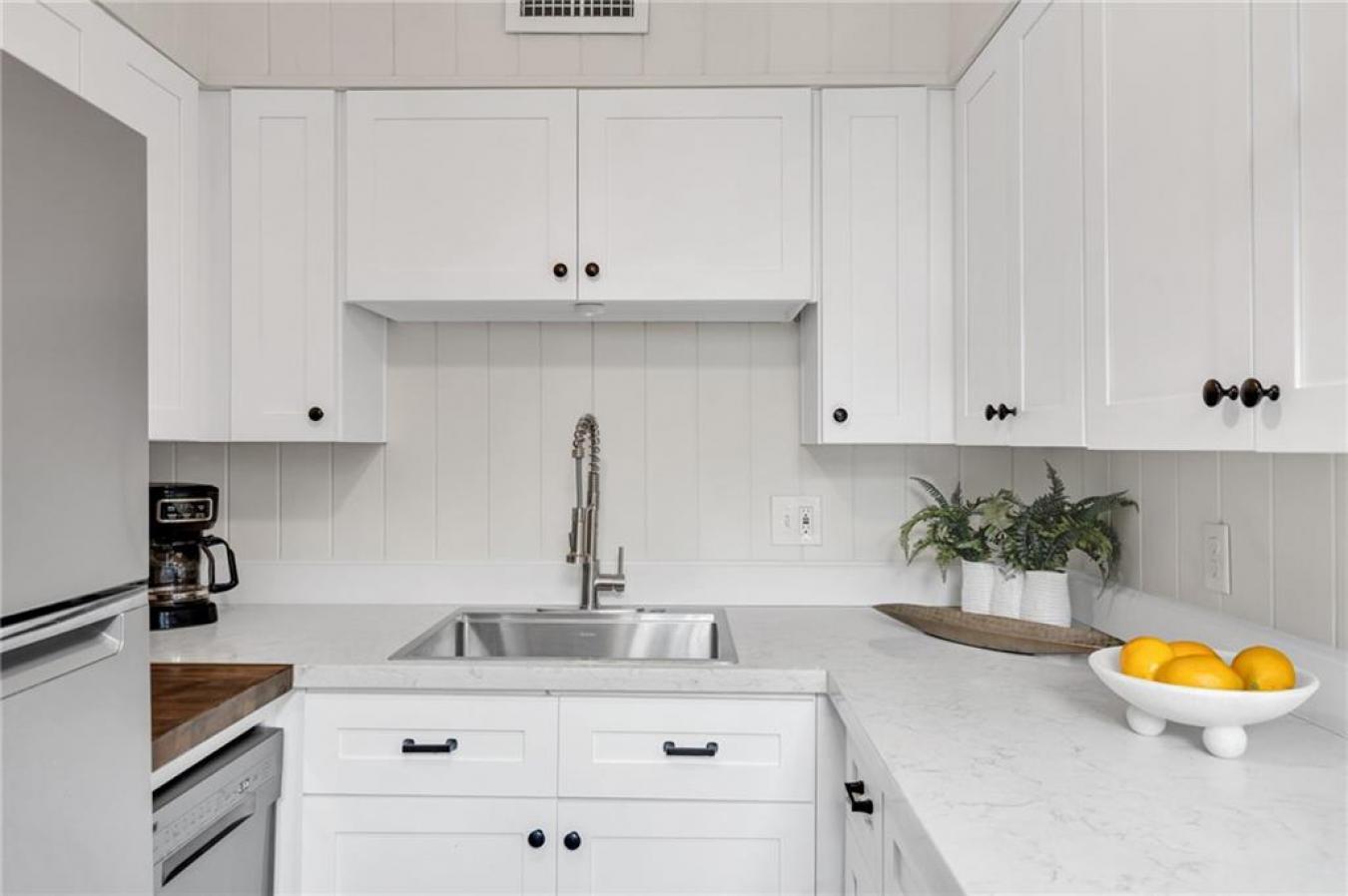 415 BURGUNDY Street 1B, New Orleans, Orleans, 70112, United States, 1 Bedroom Bedrooms, ,1 BathroomBathrooms,Residential,For Sale,415 BURGUNDY Street 1B,2526898