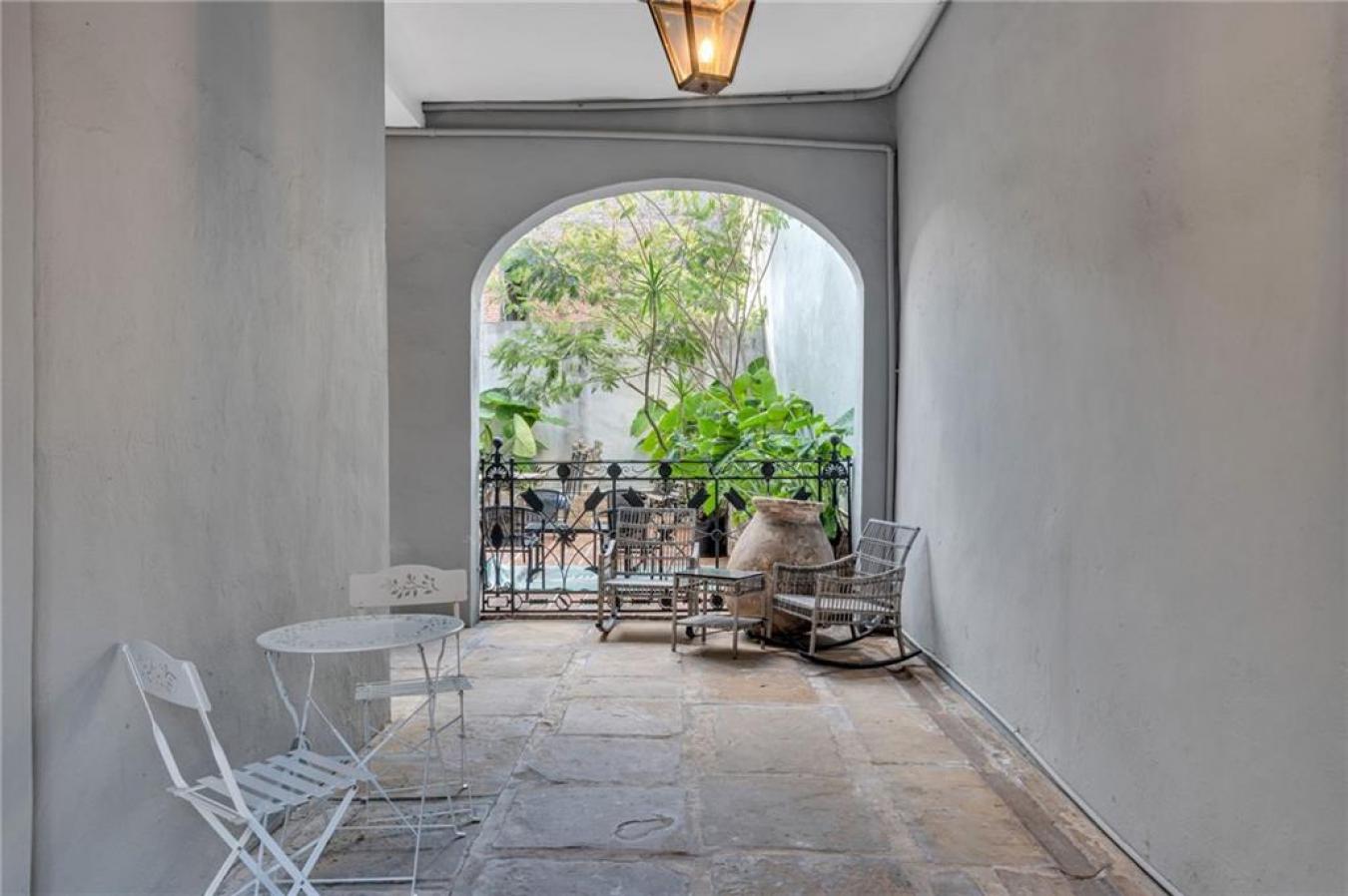 415 BURGUNDY Street 1B, New Orleans, Orleans, 70112, United States, 1 Bedroom Bedrooms, ,1 BathroomBathrooms,Residential,For Sale,415 BURGUNDY Street 1B,2526898