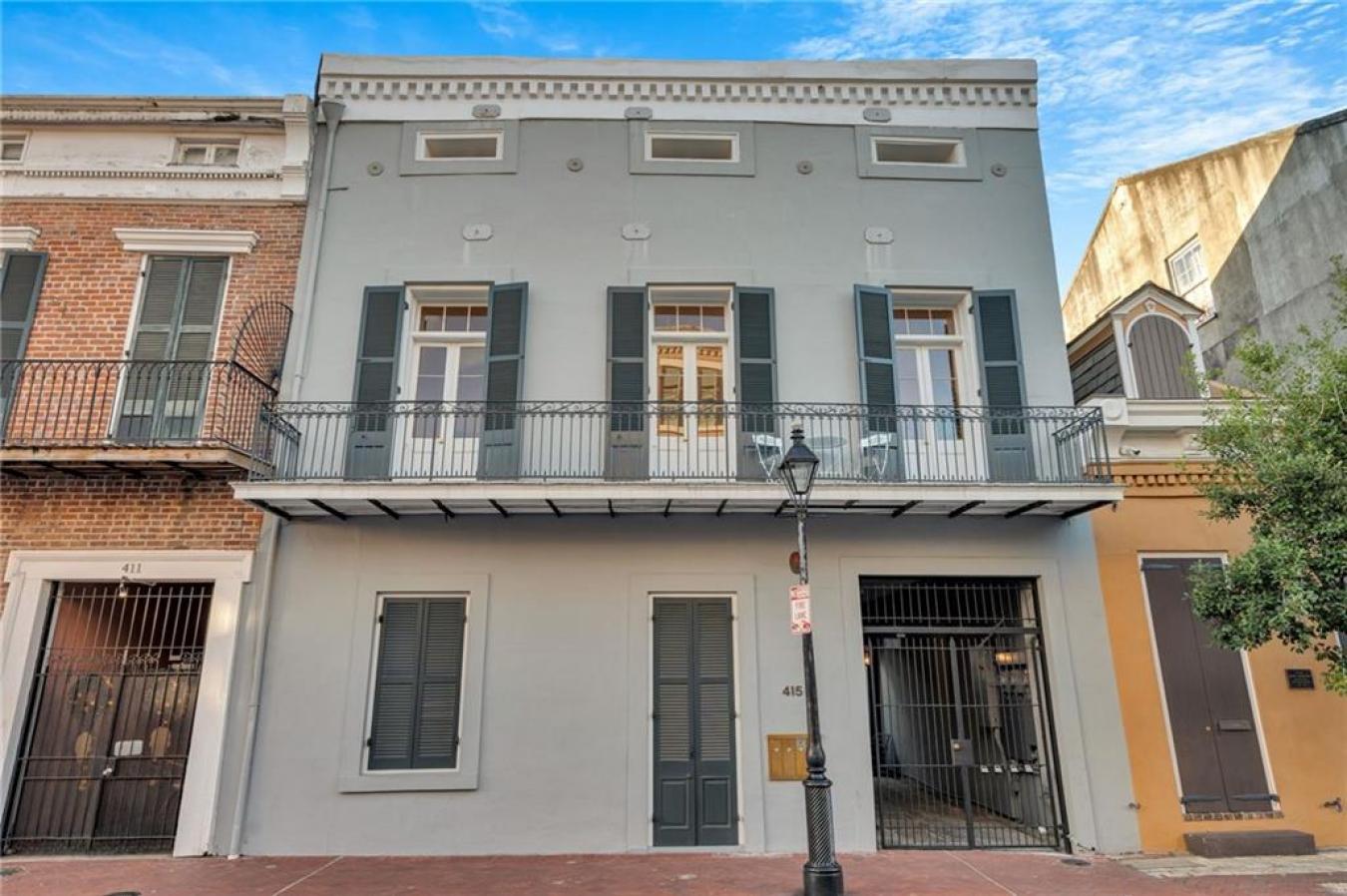 Perfectly situated in a beautifully restored Creole townhouse, this on – image 1