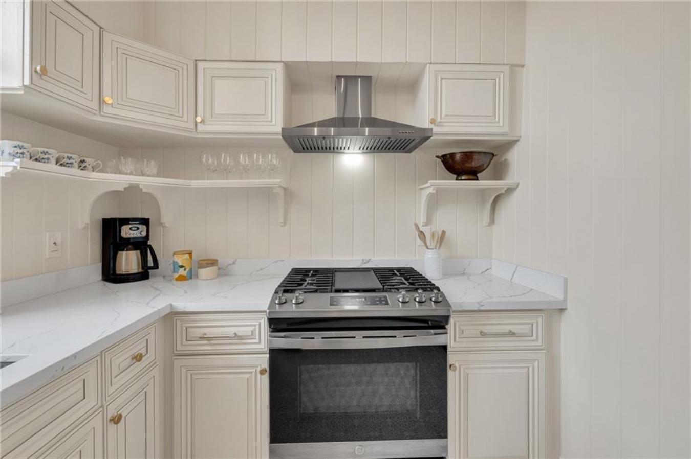 Perfectly situated in a beautifully restored Creole townhouse, this on – image 12