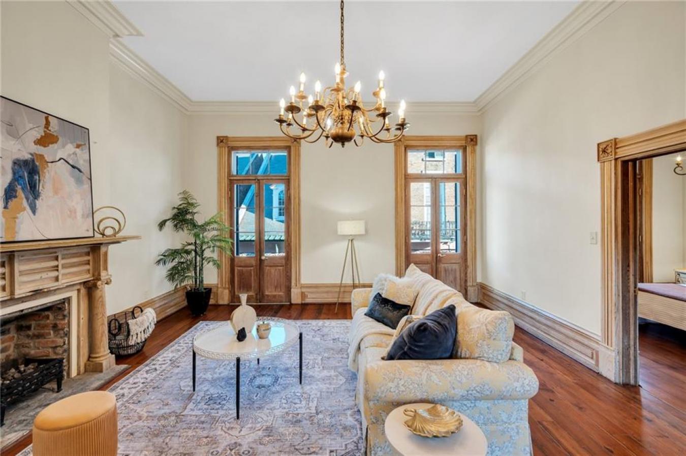 Perfectly situated in a beautifully restored Creole townhouse, this on – image 3