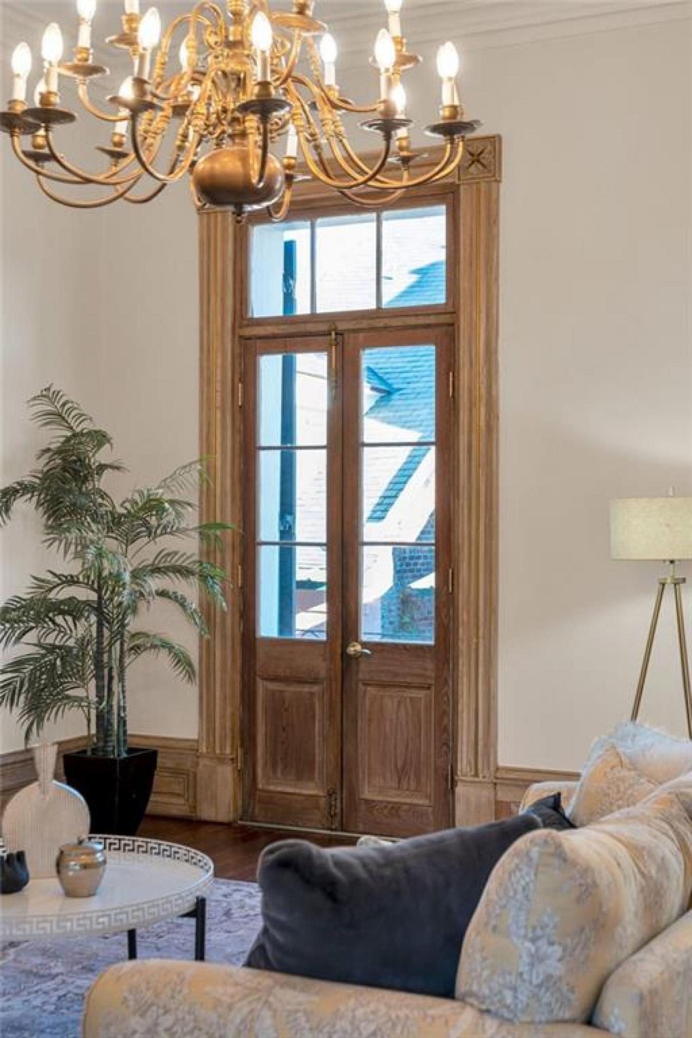 Perfectly situated in a beautifully restored Creole townhouse, this on – image 6