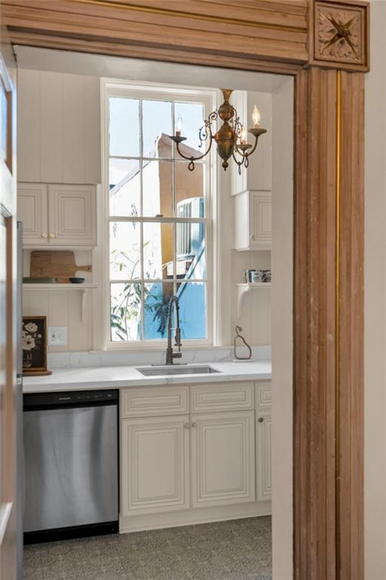Perfectly situated in a beautifully restored Creole townhouse, this on – image 9