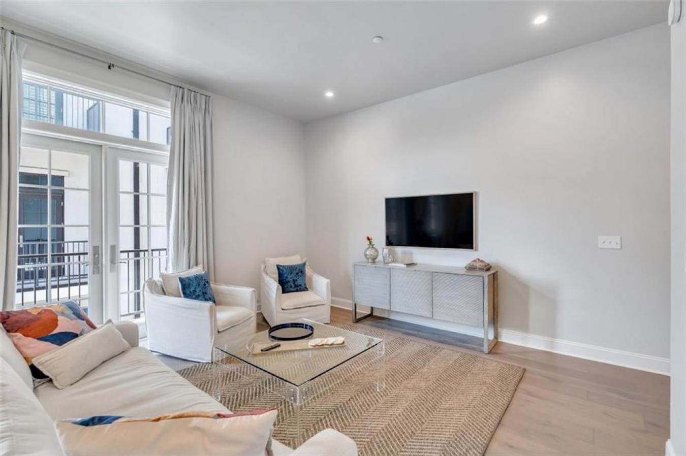 New Orleans, Orleans, 70130, United States, 2 Bedrooms Bedrooms, ,Residential,For Sale,1998090