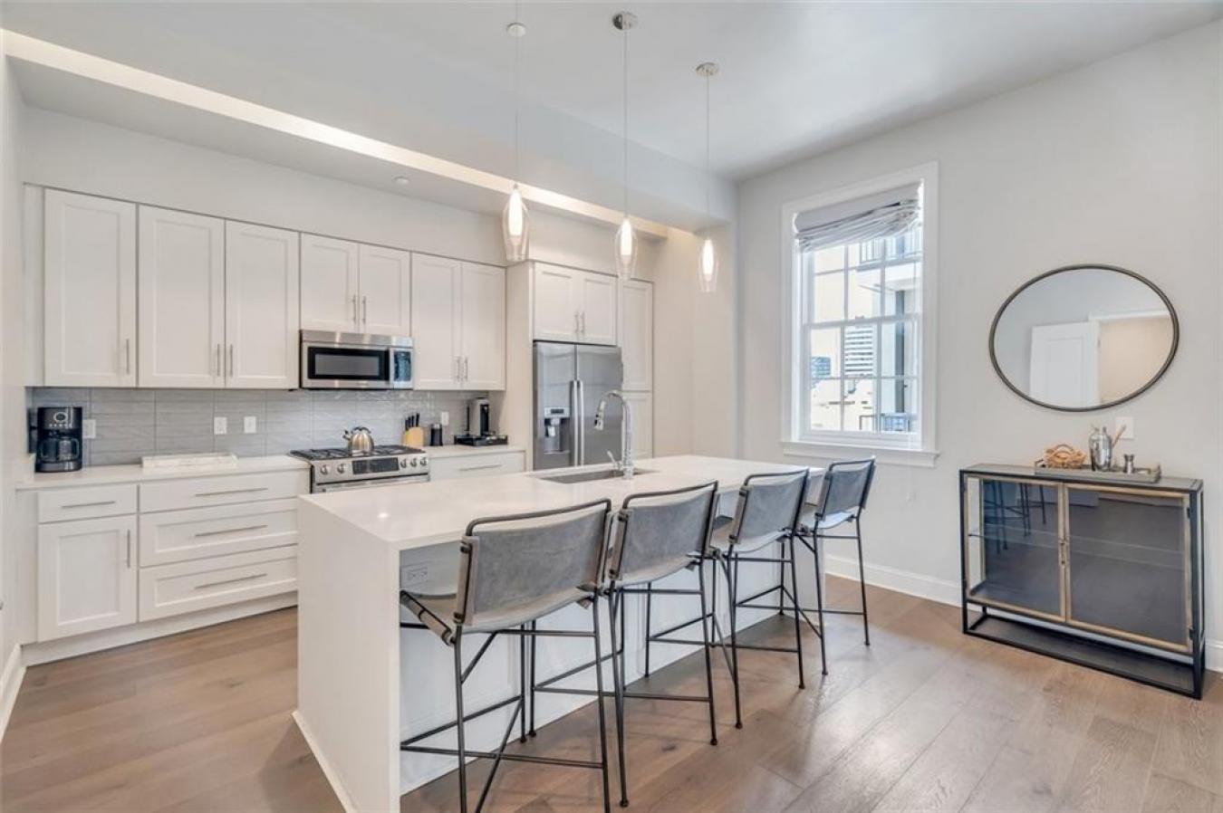 New Orleans, Orleans, 70130, United States, 2 Bedrooms Bedrooms, ,Residential,For Sale,1998090