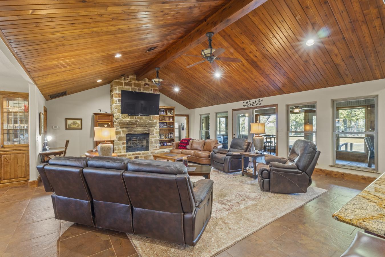 Gordonville, Grayson, 76245, United States, 3 Bedrooms Bedrooms, ,4 BathroomsBathrooms,Residential,For Sale,1998748