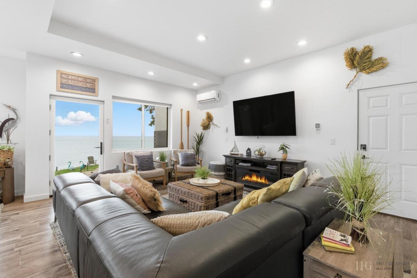 PLEASANT PRAIRIE, KENOSHA, 53158, United States, 3 Bedrooms Bedrooms, ,2 BathroomsBathrooms,Residential,For Sale,1998802