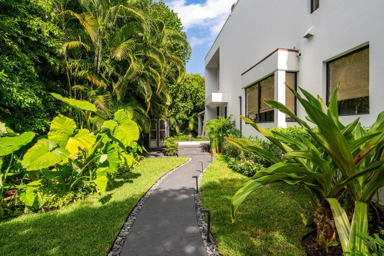 Palm Beach, Florida, 33480, United States, 3 Bedrooms Bedrooms, ,4 BathroomsBathrooms,Residential,For Sale,1999252