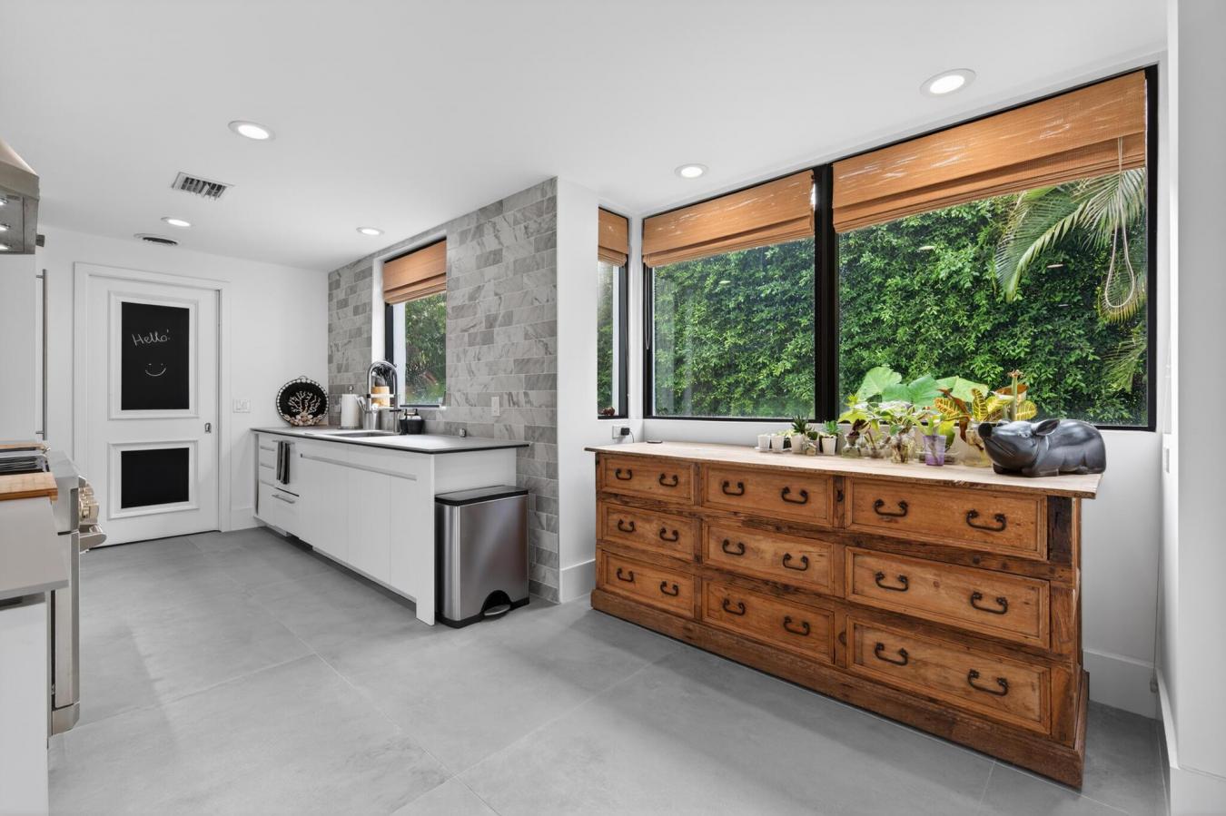 Palm Beach, Florida, 33480, United States, 3 Bedrooms Bedrooms, ,4 BathroomsBathrooms,Residential,For Sale,1999252