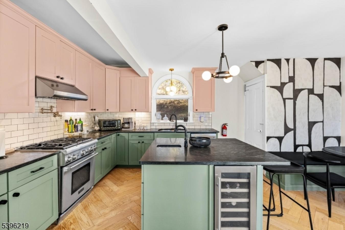 Watchung, Somerset, 07069, United States, 7 Bedrooms Bedrooms, ,5 BathroomsBathrooms,Residential,For Sale,1999537