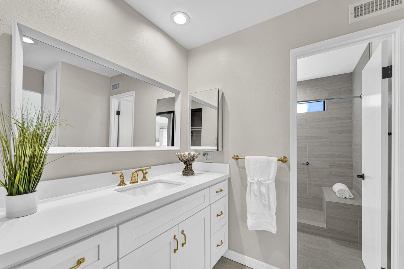 Woodland Hills, Los Angeles, 91367, United States, 2 Bedrooms Bedrooms, ,2 BathroomsBathrooms,Residential,For Sale,2000172