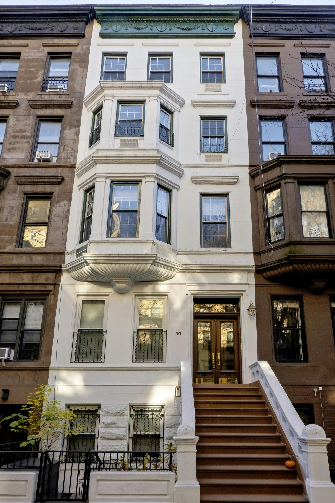 New York, New York, 10024, United States, 4 Bedrooms Bedrooms, ,3 BathroomsBathrooms,Residential,For Sale,2000151