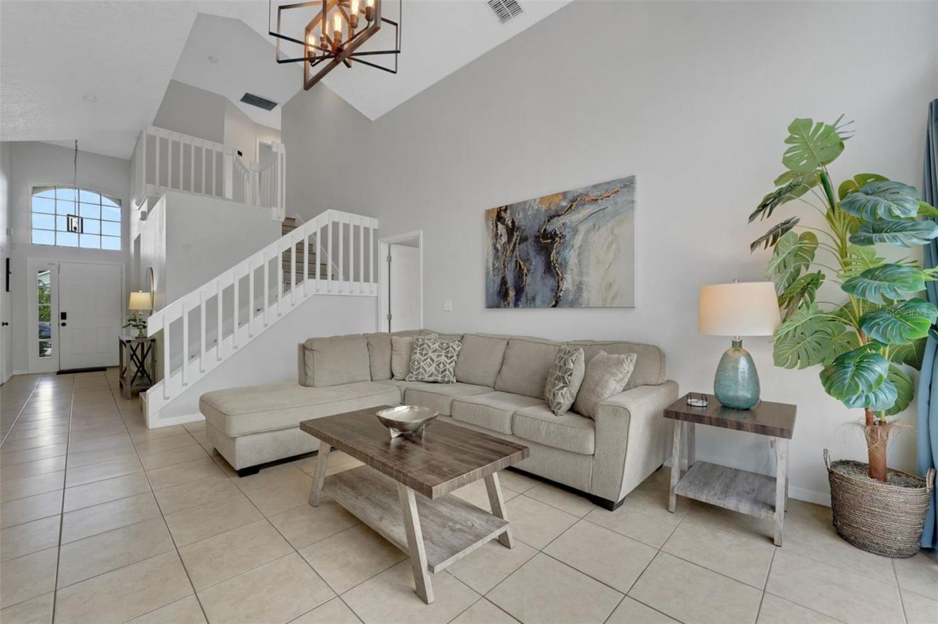 This gorgeous 5-bedroom, 3-bathroom pool home in the desirable Creeksi – image 11