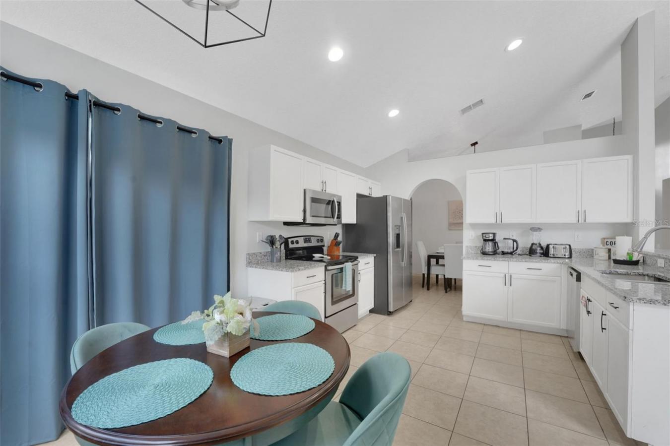 This gorgeous 5-bedroom, 3-bathroom pool home in the desirable Creeksi – image 12