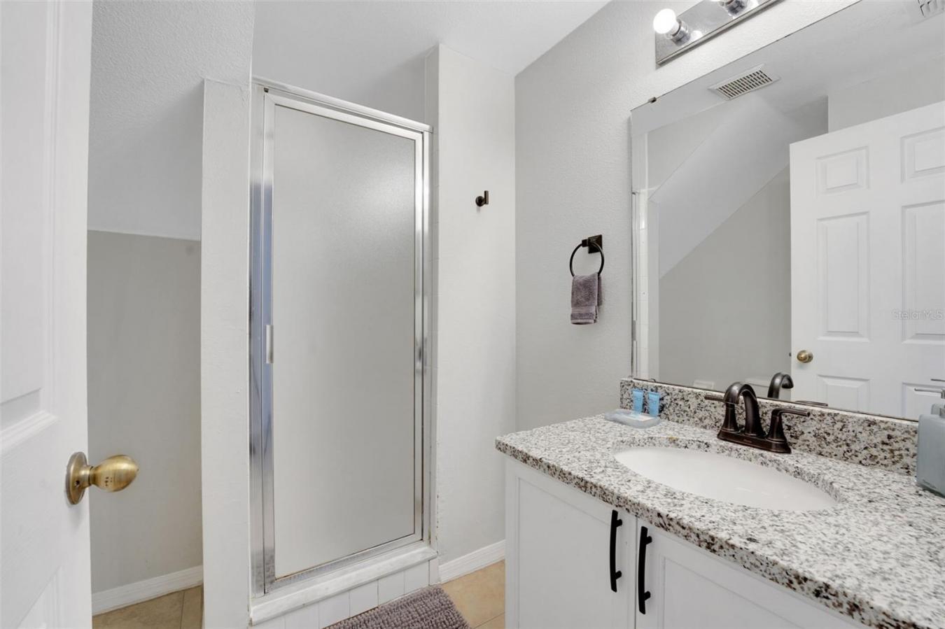 This gorgeous 5-bedroom, 3-bathroom pool home in the desirable Creeksi – image 18