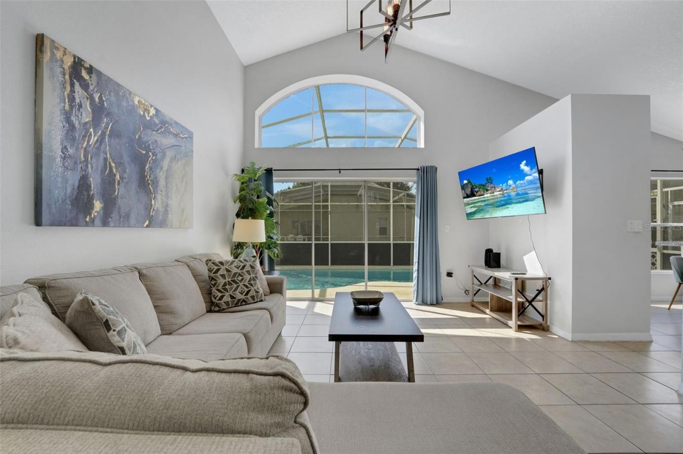 This gorgeous 5-bedroom, 3-bathroom pool home in the desirable Creeksi – image 3