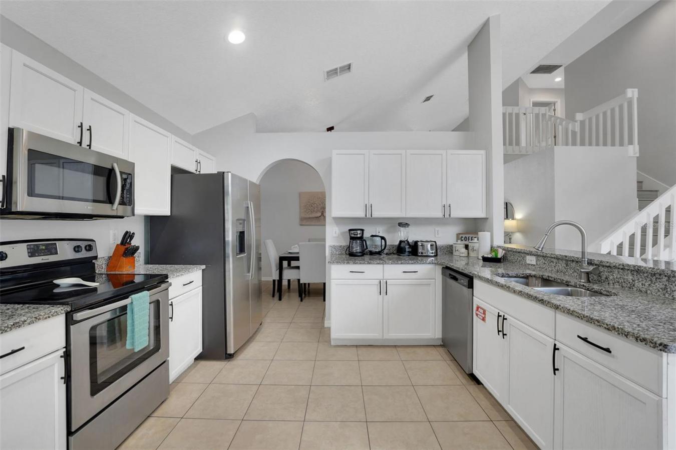 This gorgeous 5-bedroom, 3-bathroom pool home in the desirable Creeksi – image 4