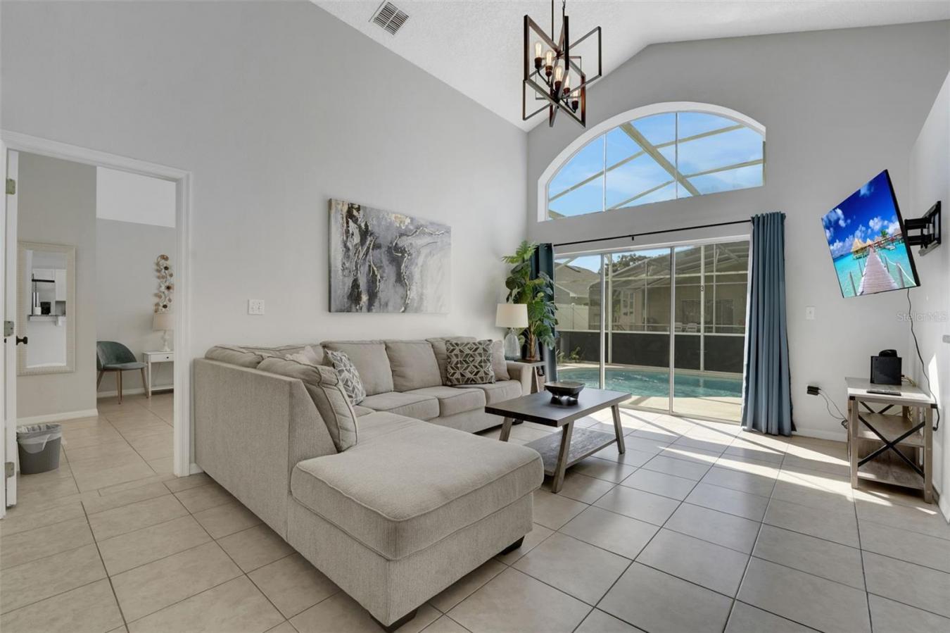 This gorgeous 5-bedroom, 3-bathroom pool home in the desirable Creeksi – image 6