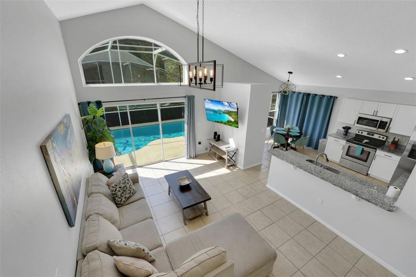This gorgeous 5-bedroom, 3-bathroom pool home in the desirable Creeksi – image 7