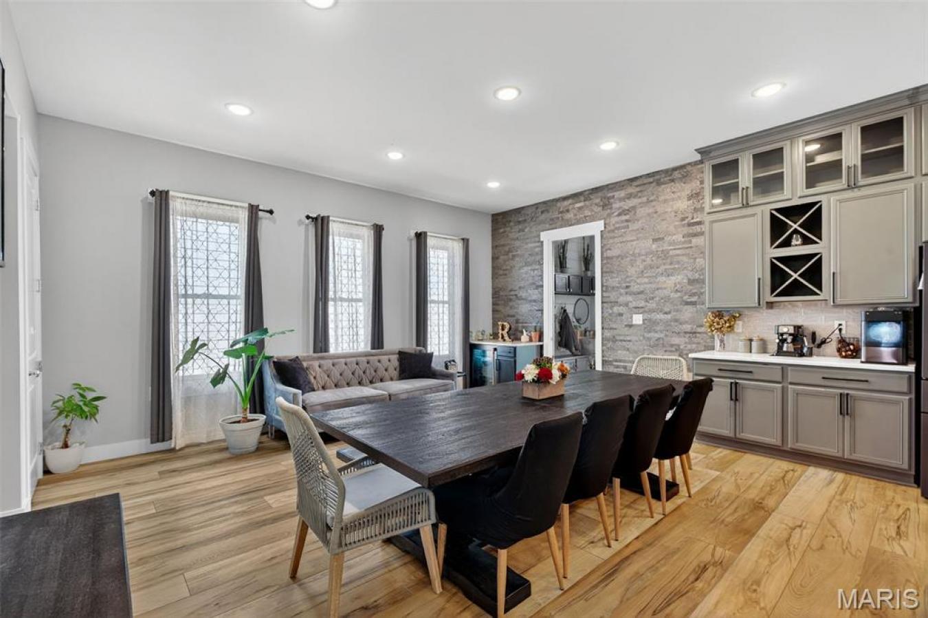 St Charles, St. Charles, 63301, United States, 5 Bedrooms Bedrooms, ,2 BathroomsBathrooms,Residential,For Sale,2001291