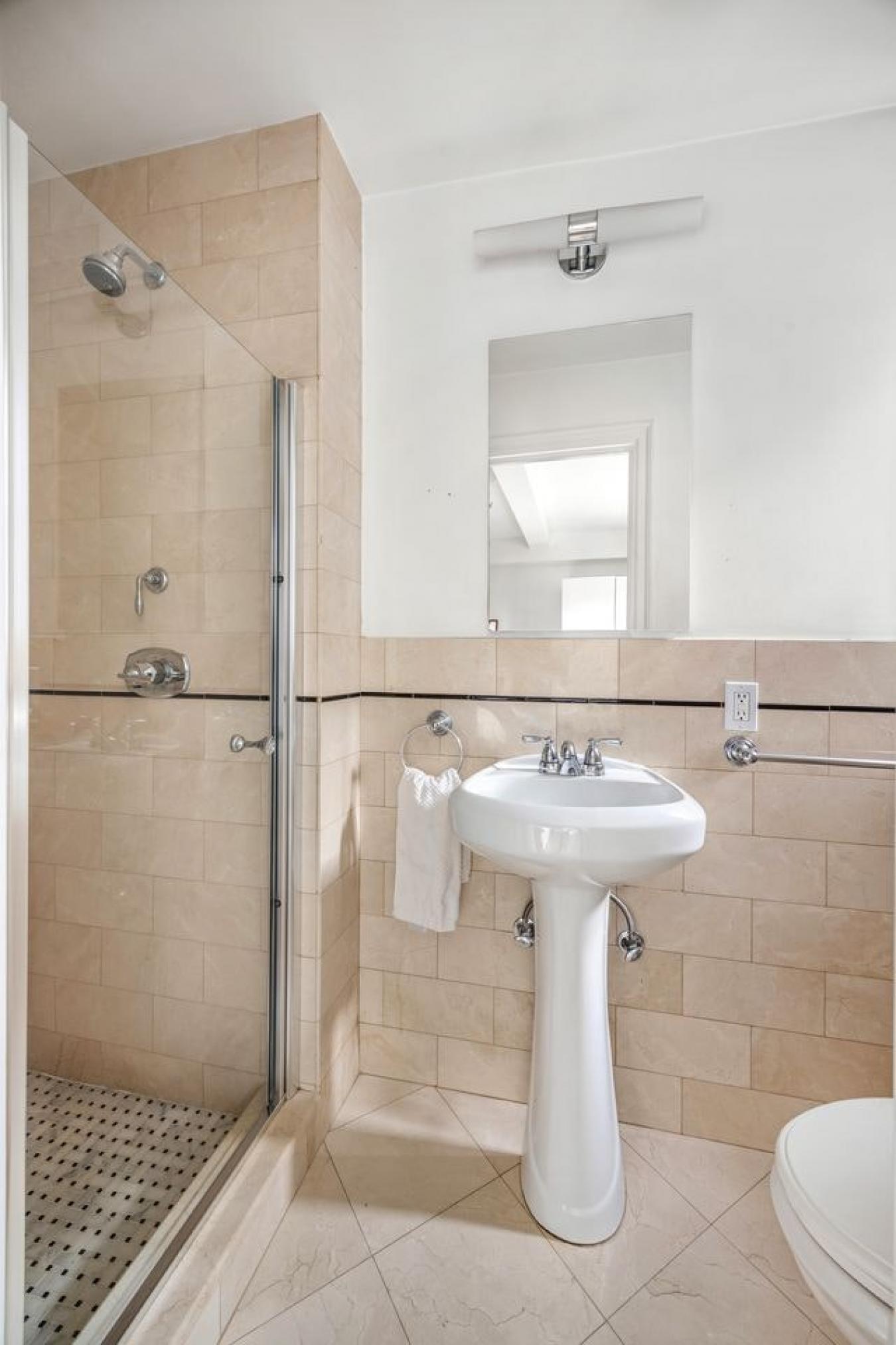 New York, New York, 10021, United States, 2 Bedrooms Bedrooms, ,2 BathroomsBathrooms,Residential,For Sale,2001256