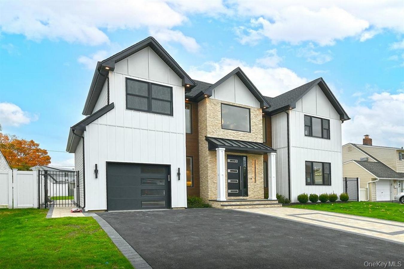 Westbury, New York, 11590, United States, 5 Bedrooms Bedrooms, ,1 BathroomBathrooms,Residential,For Sale,2001253