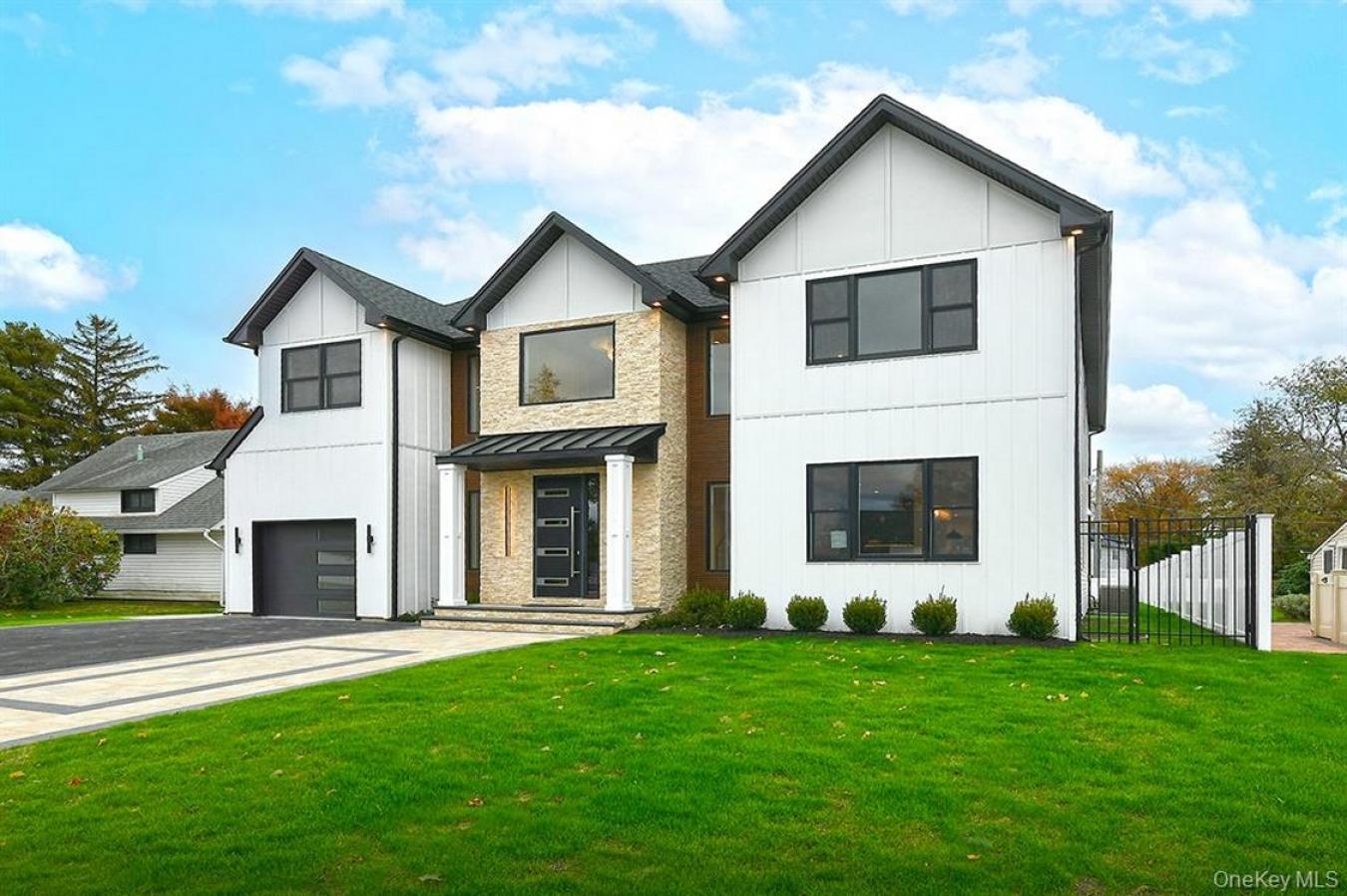 Westbury, New York, 11590, United States, 5 Bedrooms Bedrooms, ,1 BathroomBathrooms,Residential,For Sale,2001253