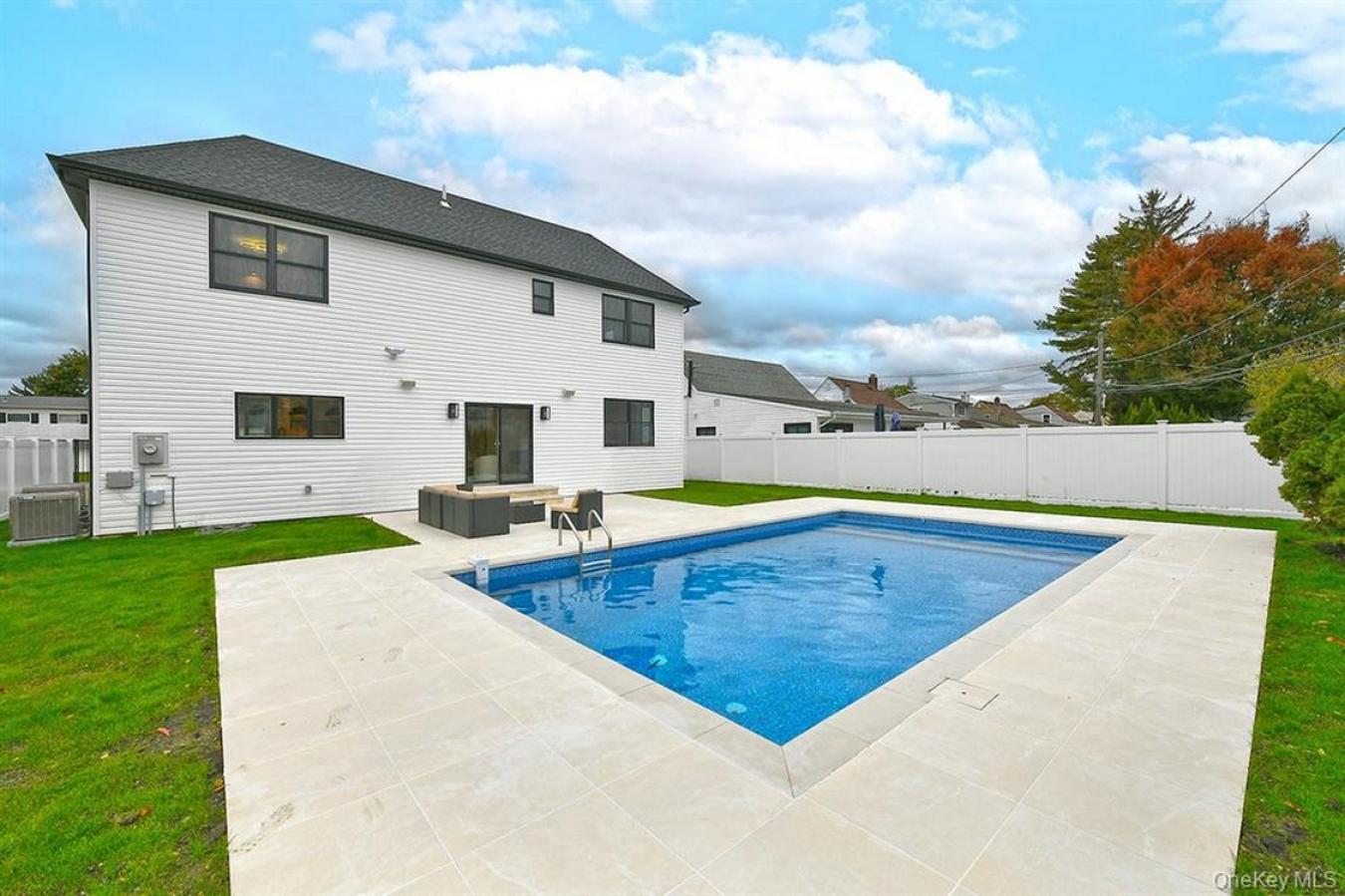 Westbury, New York, 11590, United States, 5 Bedrooms Bedrooms, ,1 BathroomBathrooms,Residential,For Sale,2001253