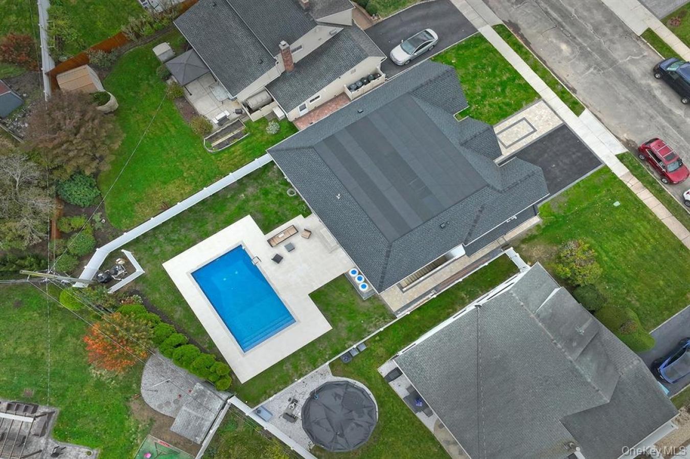 Westbury, New York, 11590, United States, 5 Bedrooms Bedrooms, ,1 BathroomBathrooms,Residential,For Sale,2001253