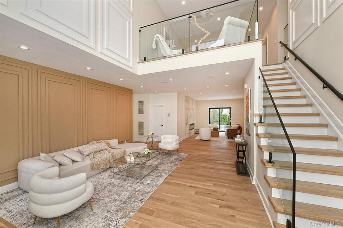 Westbury, New York, 11590, United States, 5 Bedrooms Bedrooms, ,1 BathroomBathrooms,Residential,For Sale,2001253