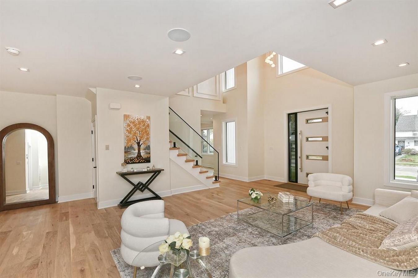 Westbury, New York, 11590, United States, 5 Bedrooms Bedrooms, ,1 BathroomBathrooms,Residential,For Sale,2001253