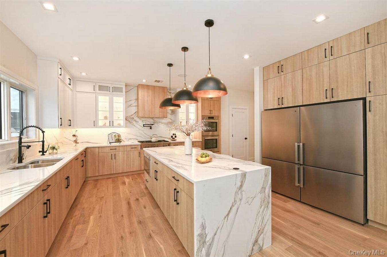 Westbury, New York, 11590, United States, 5 Bedrooms Bedrooms, ,1 BathroomBathrooms,Residential,For Sale,2001253