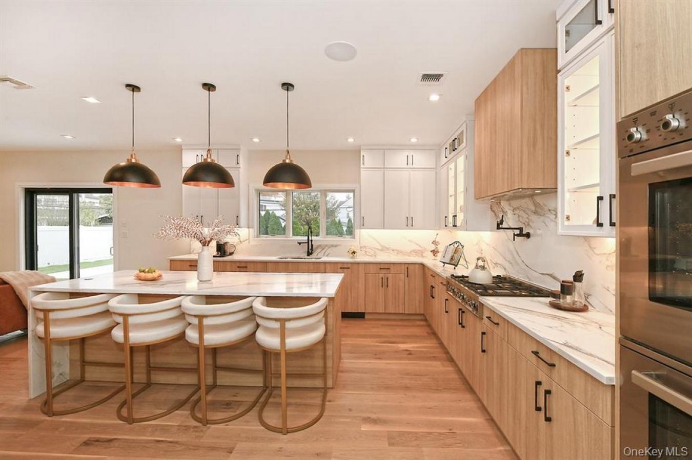 Westbury, New York, 11590, United States, 5 Bedrooms Bedrooms, ,1 BathroomBathrooms,Residential,For Sale,2001253