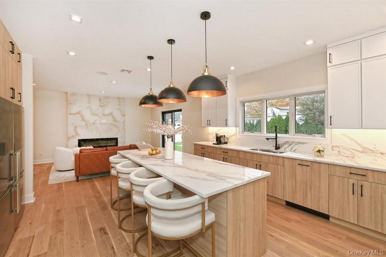 Westbury, New York, 11590, United States, 5 Bedrooms Bedrooms, ,1 BathroomBathrooms,Residential,For Sale,2001253