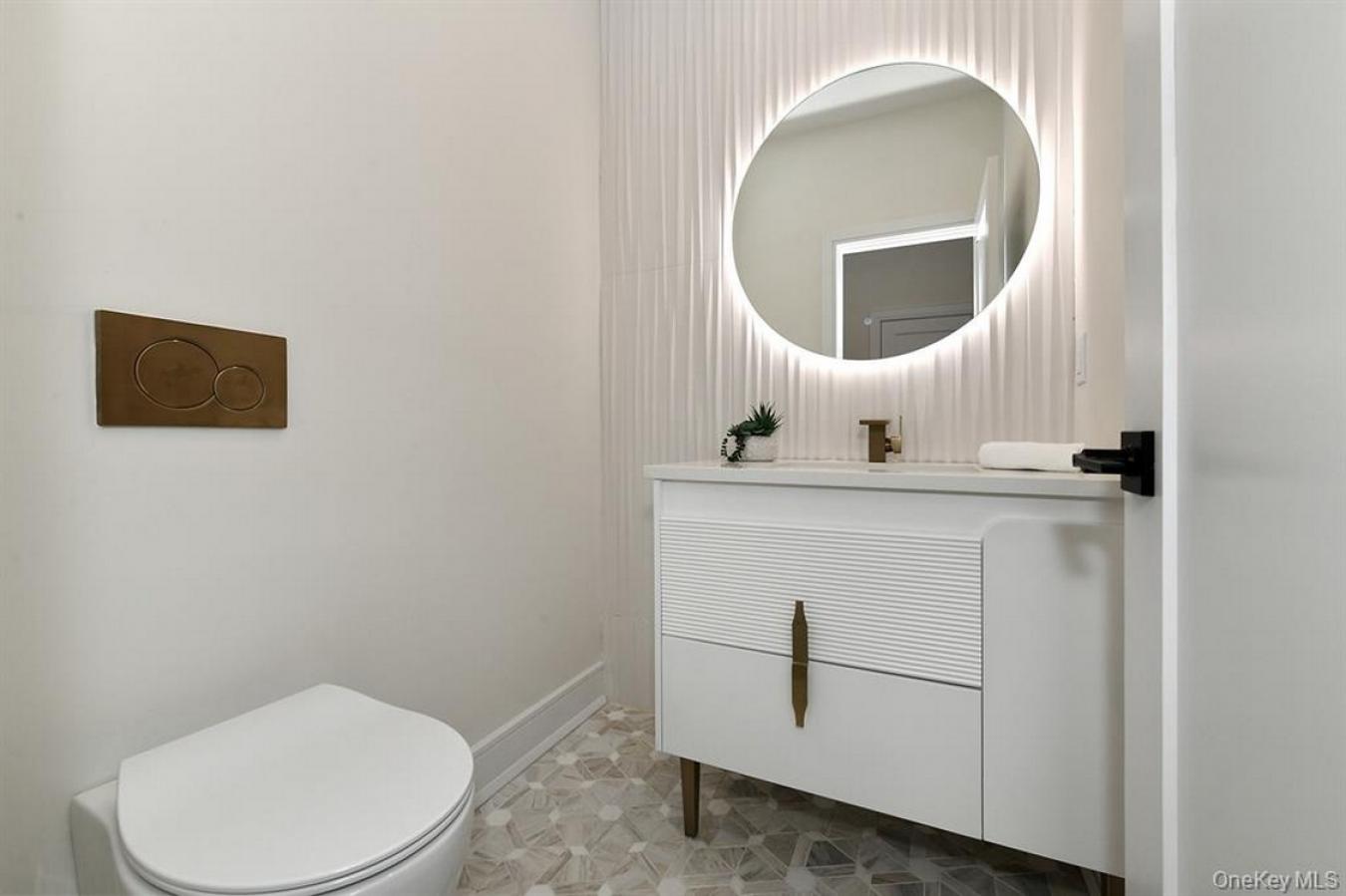 Westbury, New York, 11590, United States, 5 Bedrooms Bedrooms, ,1 BathroomBathrooms,Residential,For Sale,2001253