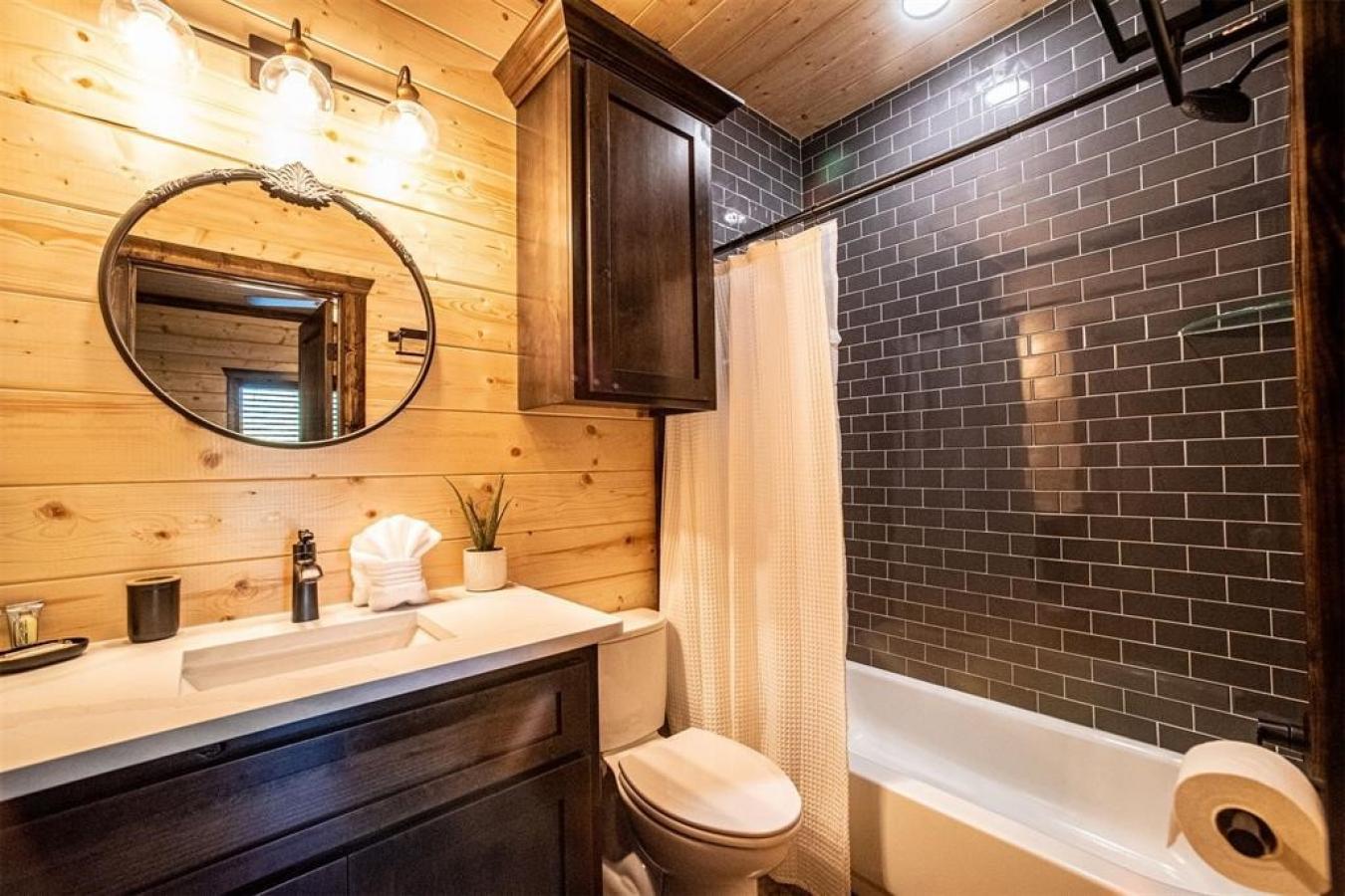 Broken Bow, McCurtain, 74728, United States, 4 Bedrooms Bedrooms, ,4 BathroomsBathrooms,Residential,For Sale,2002567