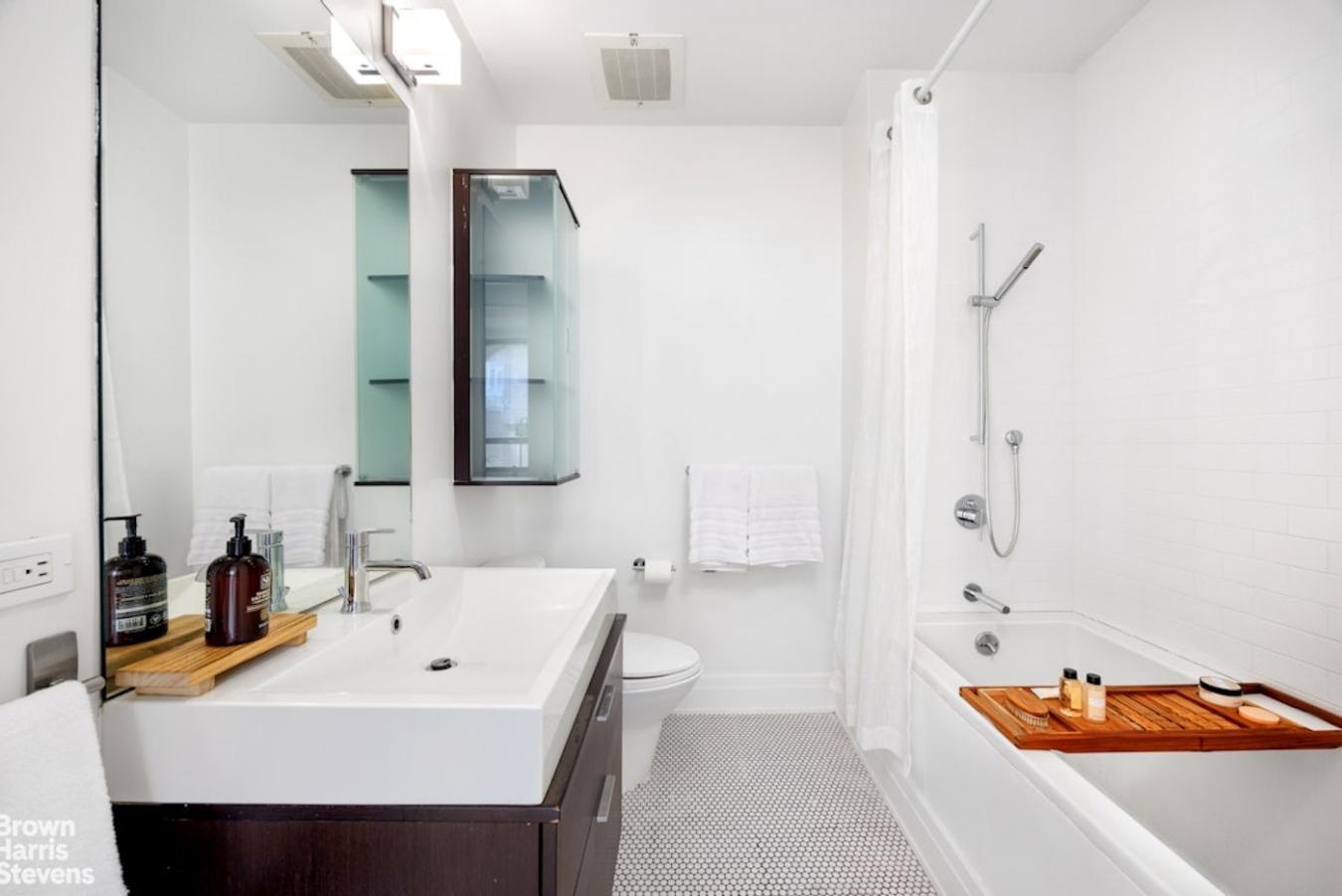 Financial District, New York, 10005, United States, 2 Bedrooms Bedrooms, ,2 BathroomsBathrooms,Residential,For Sale,2002641