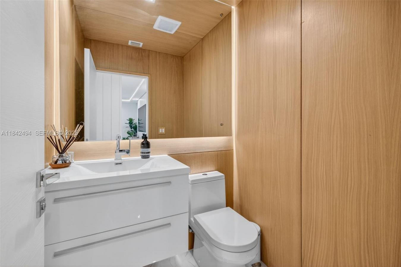 Hallandale, Florida, 33009, United States, 5 Bedrooms Bedrooms, ,4 BathroomsBathrooms,Residential,For Sale,2003845