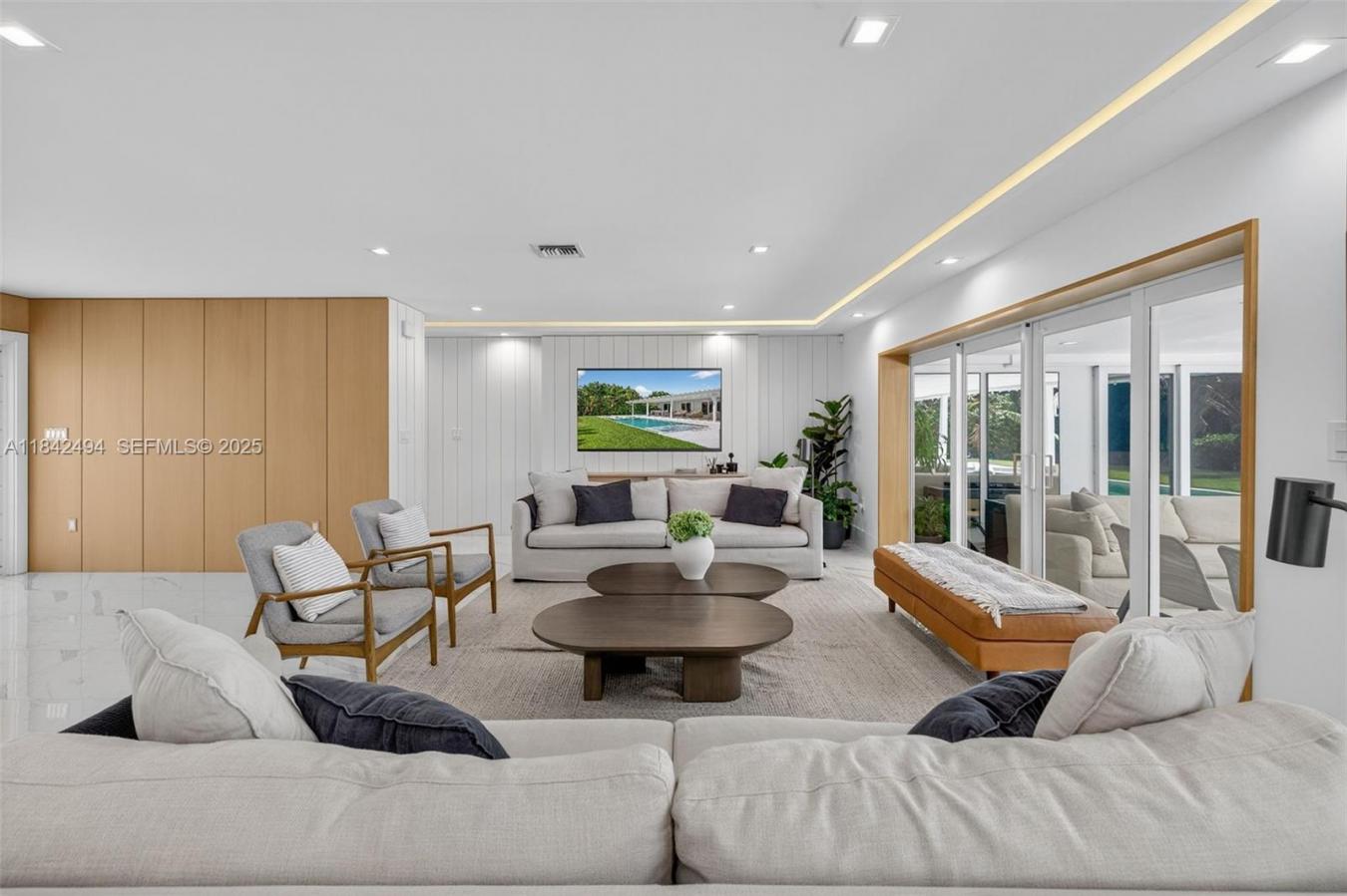 Hallandale, Florida, 33009, United States, 5 Bedrooms Bedrooms, ,4 BathroomsBathrooms,Residential,For Sale,2003845