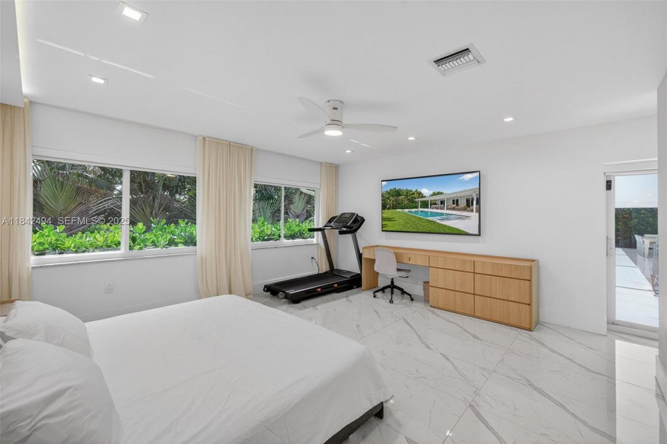 Hallandale, Florida, 33009, United States, 5 Bedrooms Bedrooms, ,4 BathroomsBathrooms,Residential,For Sale,2003845