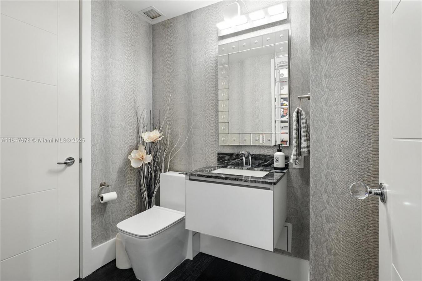 Miami, Florida, 33131, United States, 2 Bedrooms Bedrooms, ,2 BathroomsBathrooms,Residential,For Sale,2003841