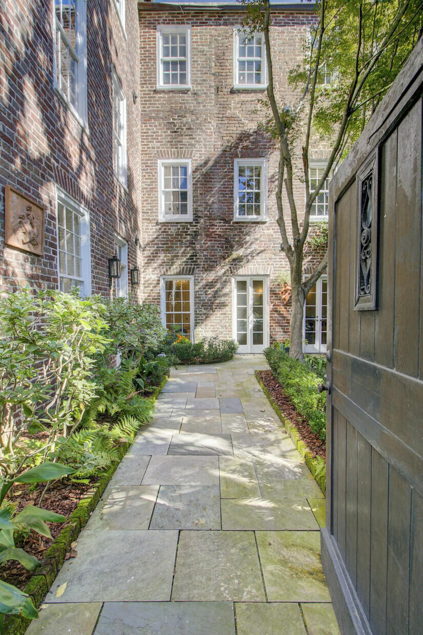 Charleston, Charleston, 29401, United States, 4 Bedrooms Bedrooms, ,2 BathroomsBathrooms,Residential,For Sale,2003838