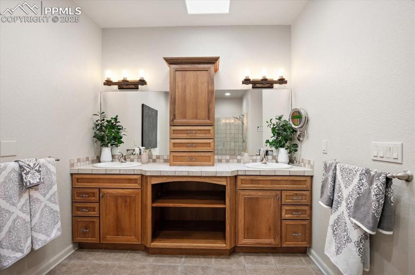 Colorado Springs, El Paso, 80906, United States, 5 Bedrooms Bedrooms, ,3 BathroomsBathrooms,Residential,For Sale,2003829