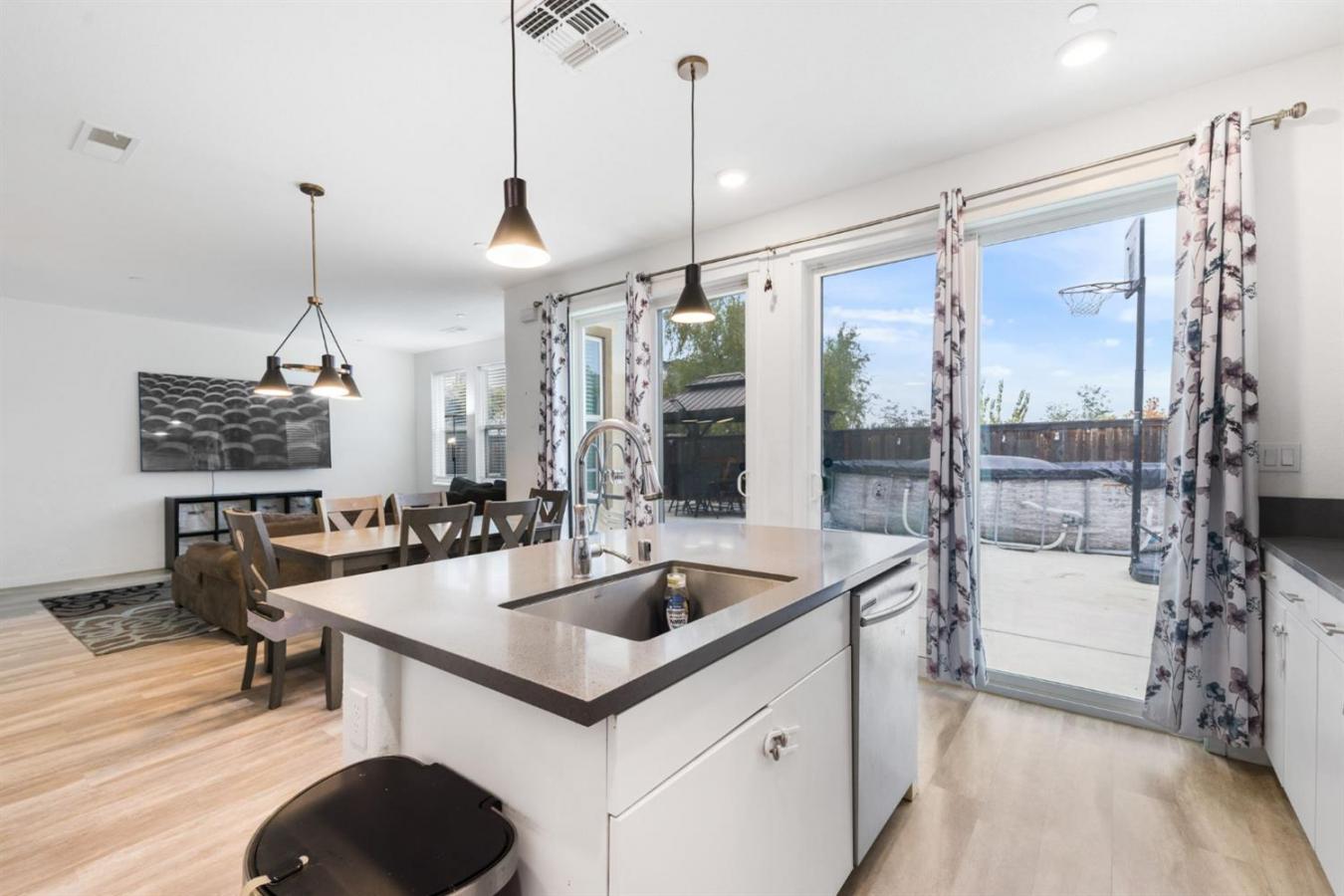 Elk Grove, Sacramento, 95758, United States, 4 Bedrooms Bedrooms, ,3 BathroomsBathrooms,Residential,For Sale,2003816