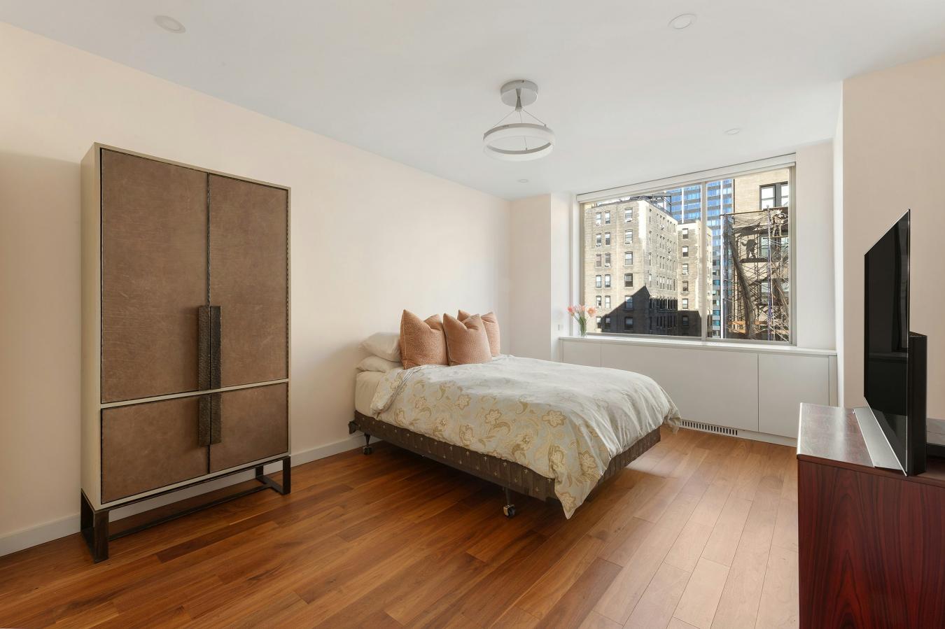 New York, New York, 10024, United States, 3 Bedrooms Bedrooms, ,2 BathroomsBathrooms,Residential,For Sale,2003798