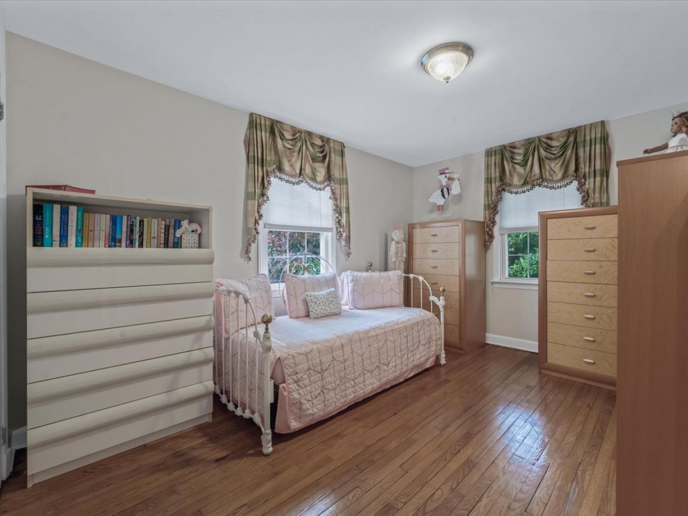 Eastchester, Westchester County, 10709, United States, 3 Bedrooms Bedrooms, ,3 BathroomsBathrooms,Residential,For Sale,2003788