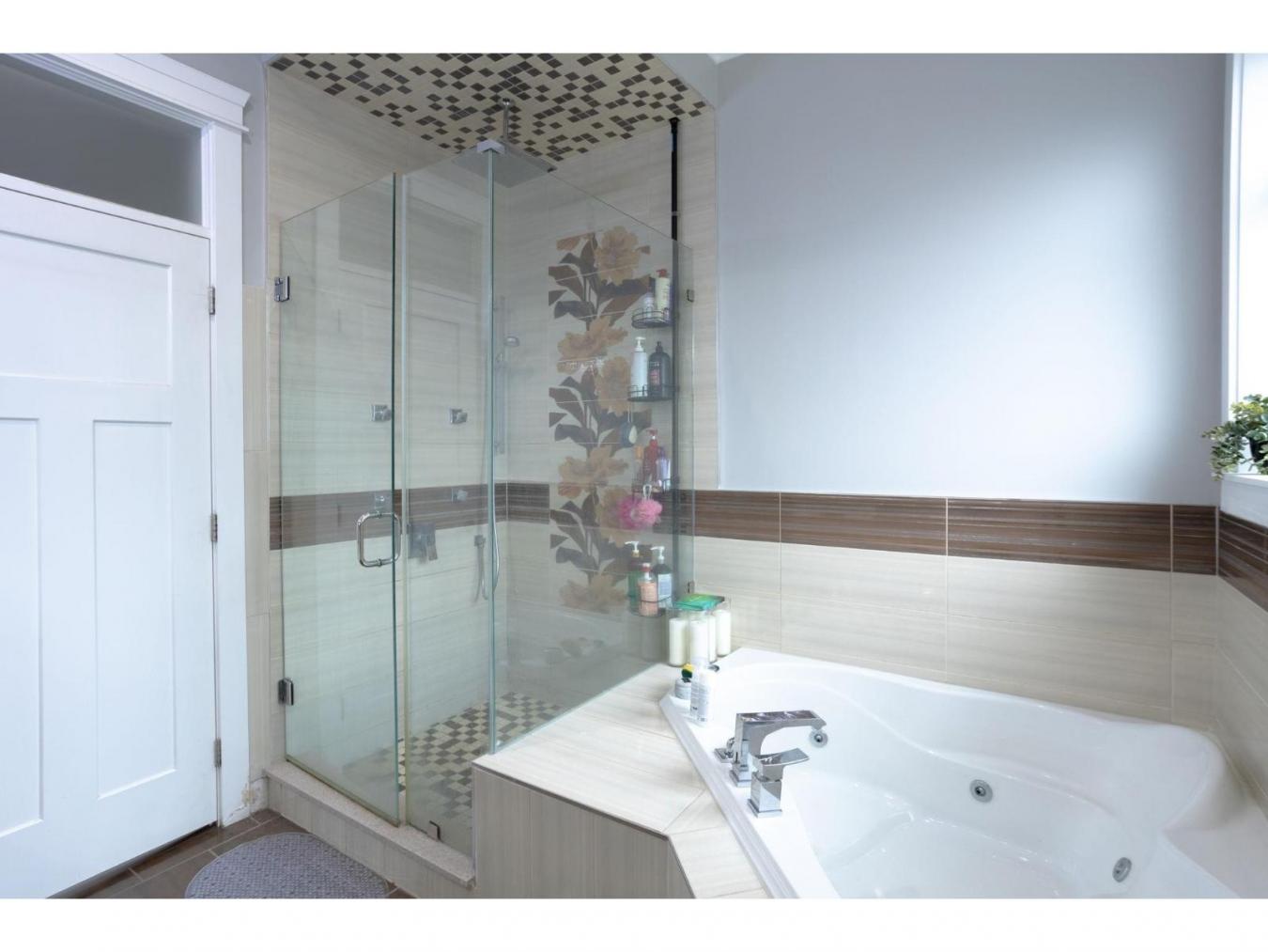 Surrey, Canada, V3R6W2, Canada, 9 Bedrooms Bedrooms, ,6 BathroomsBathrooms,Residential,For Sale,2003784